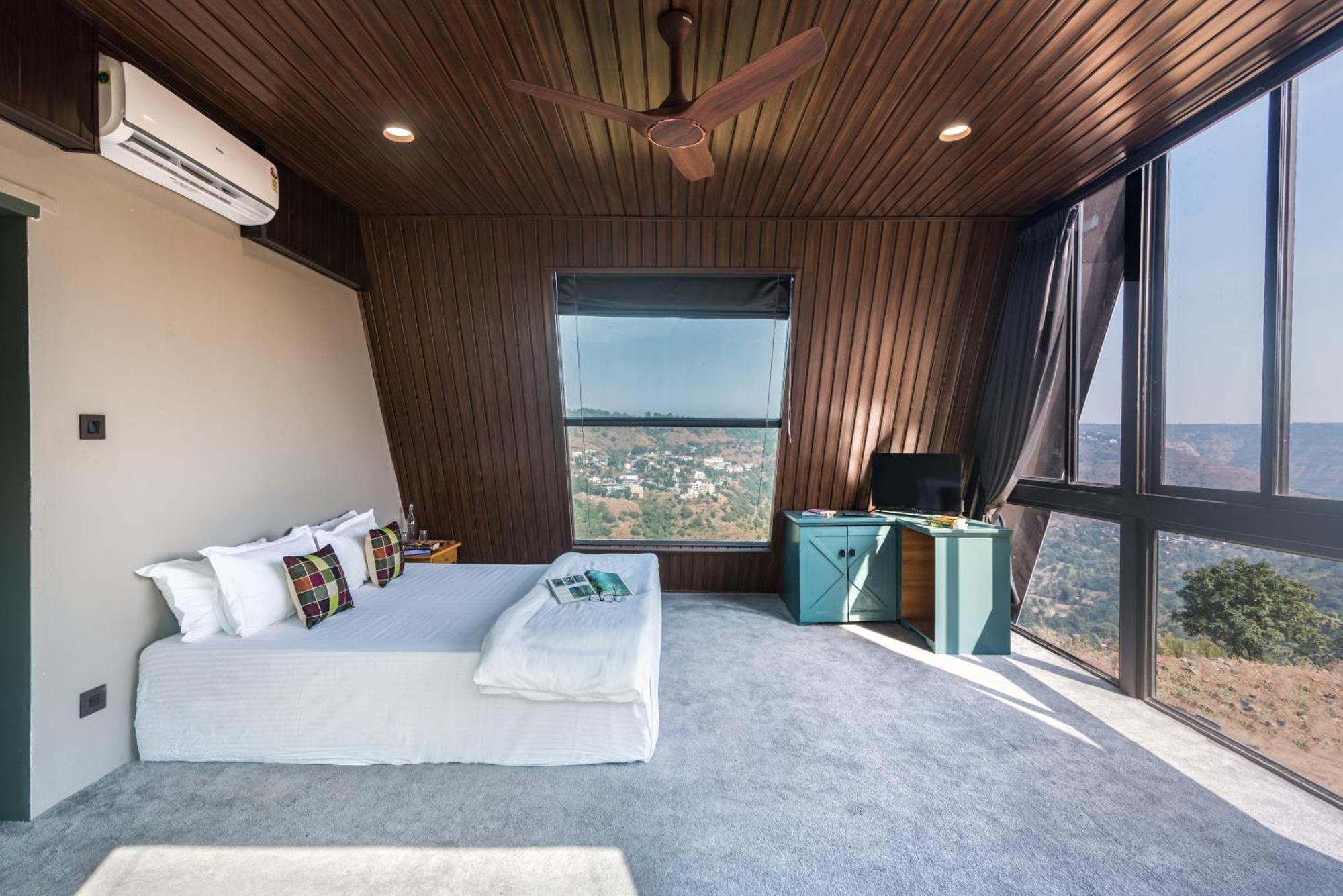 Saffronstays A Vantage, Panchgani - A Pyramid Shaped Unique Luxury Villa With Infinity Valley Views 외부 사진