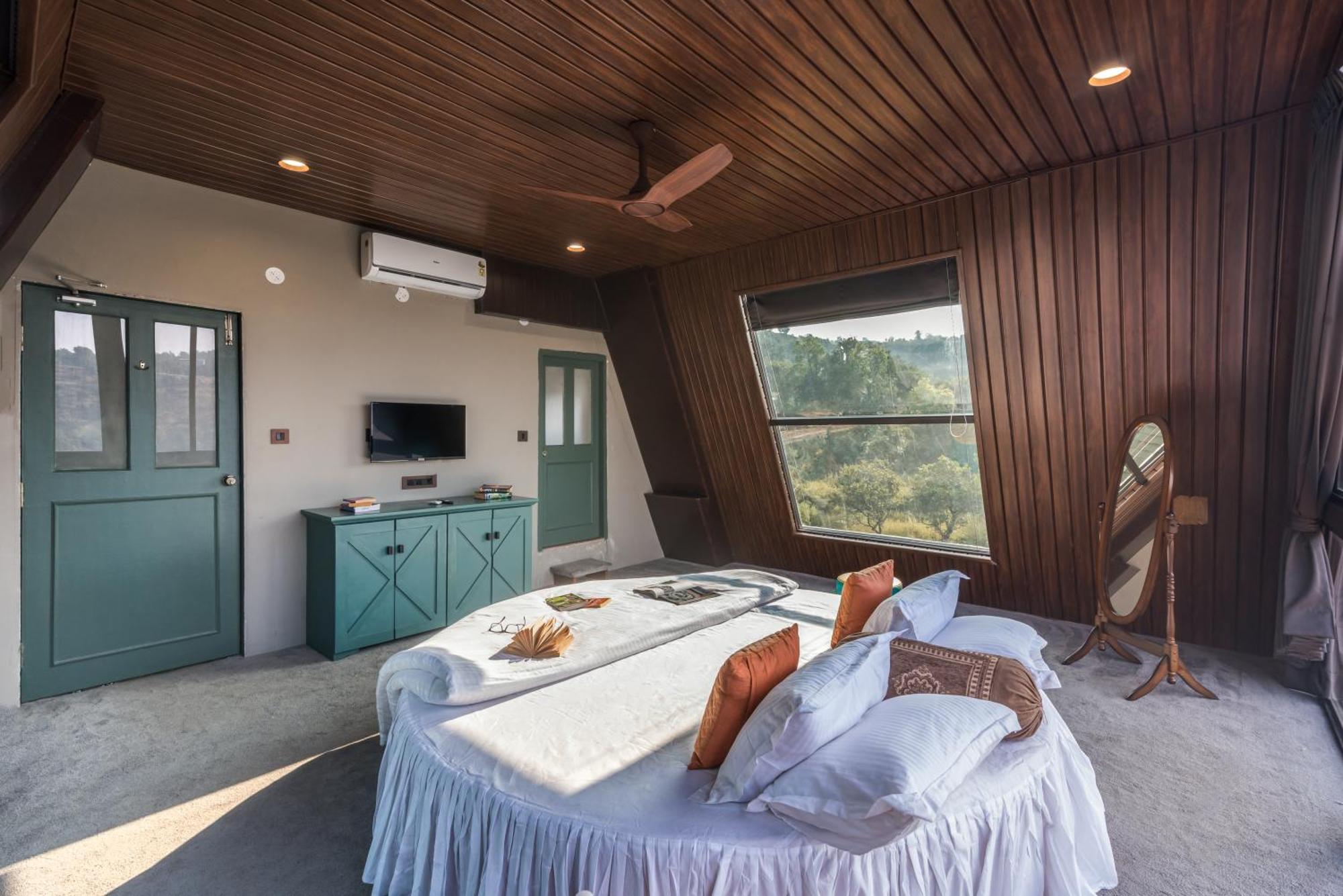 Saffronstays A Vantage, Panchgani - A Pyramid Shaped Unique Luxury Villa With Infinity Valley Views 외부 사진