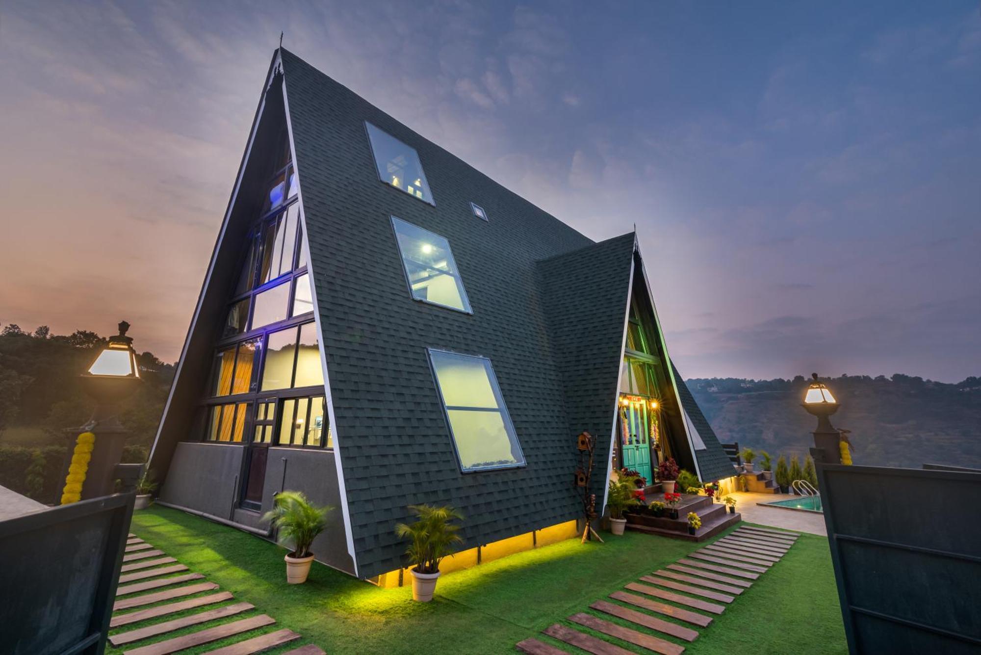 Saffronstays A Vantage, Panchgani - A Pyramid Shaped Unique Luxury Villa With Infinity Valley Views 외부 사진
